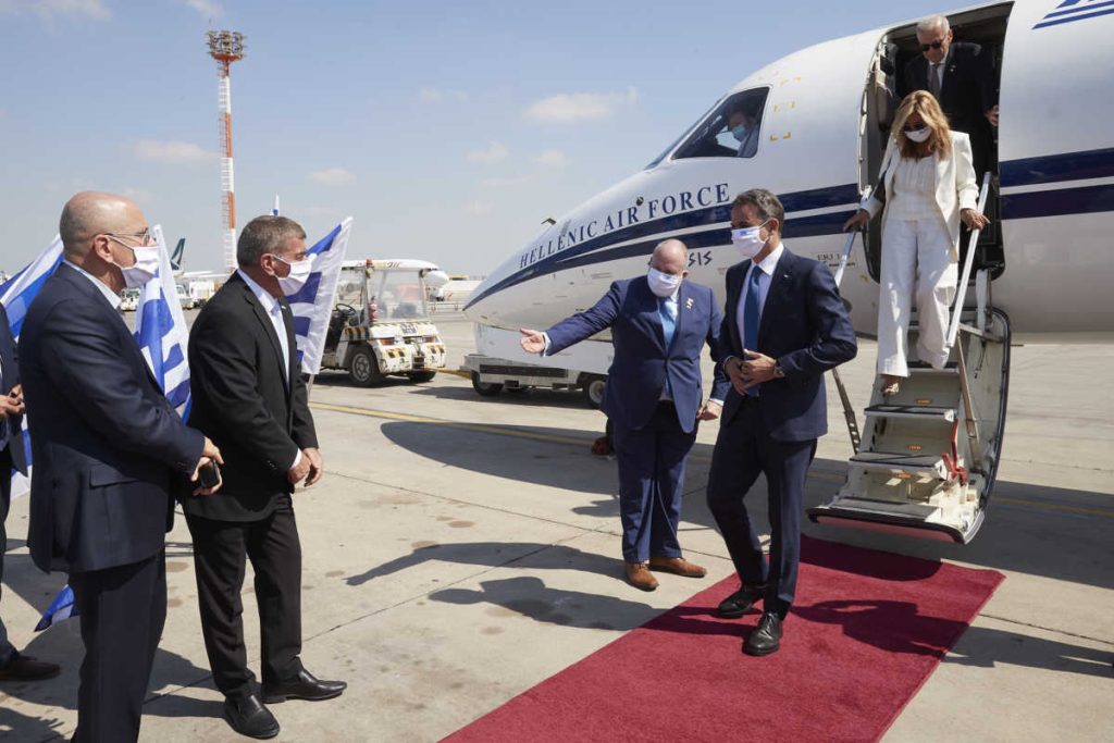 Στο Ισραήλ έφτασε ο Κ.Μητσοτάκης – Η λεπτομέρεια στη μάσκα και η εντυπωσιακή Μαρέβα (φώτο)