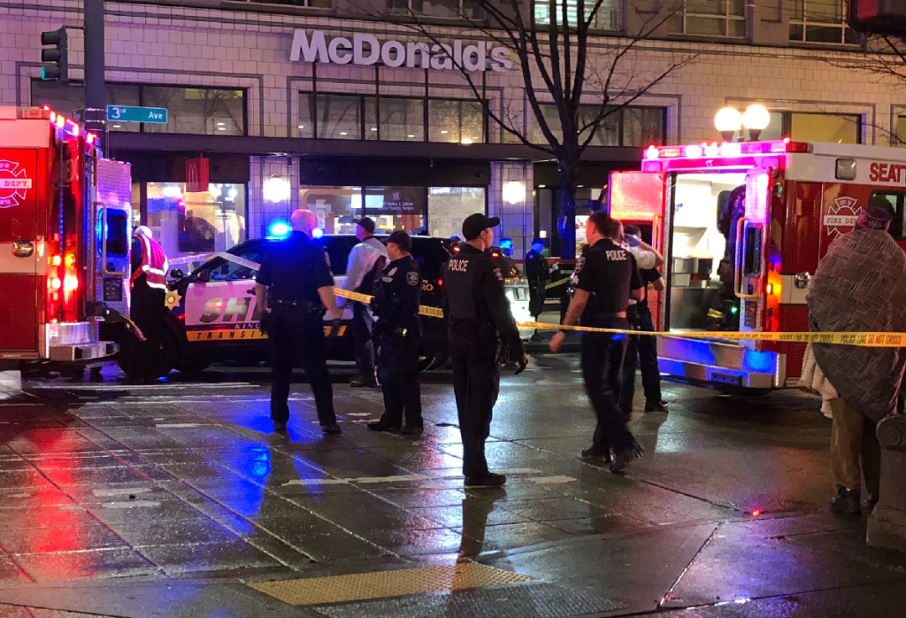 Σάλος στις ΗΠΑ με βίντεο που δείχνει αστυνομικούς στο Σιάτλ να ψεκάζουν 7χρονο με χημικά (βίντεο)