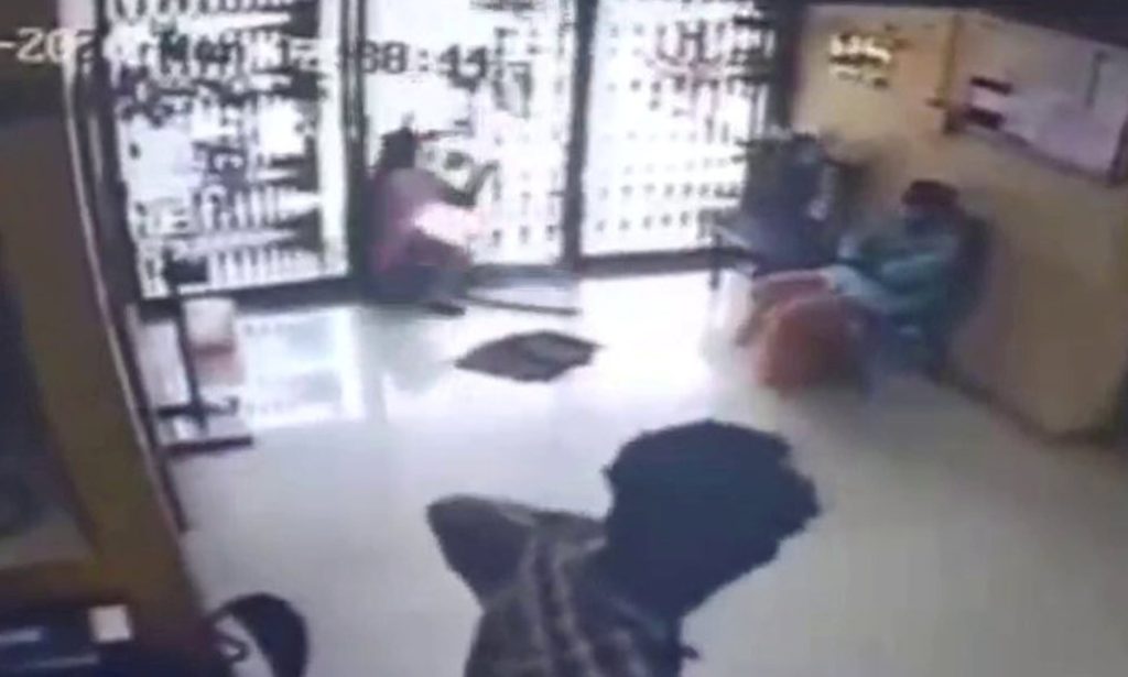 Σκληρές εικόνες: Γυναίκα πέφτει σε τζαμαρία και σκοτώνεται – Έτρεχε να πάρει τα κλειδιά της που είχε ξεχάσει (βίντεο)