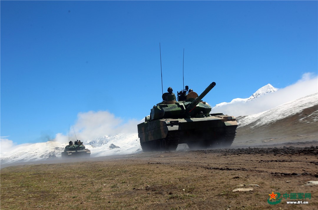 Ασκήσεις κινεζικών ελαφρών αρμάτων μάχης Type 15 στα υψίπεδα του Θιβέτ