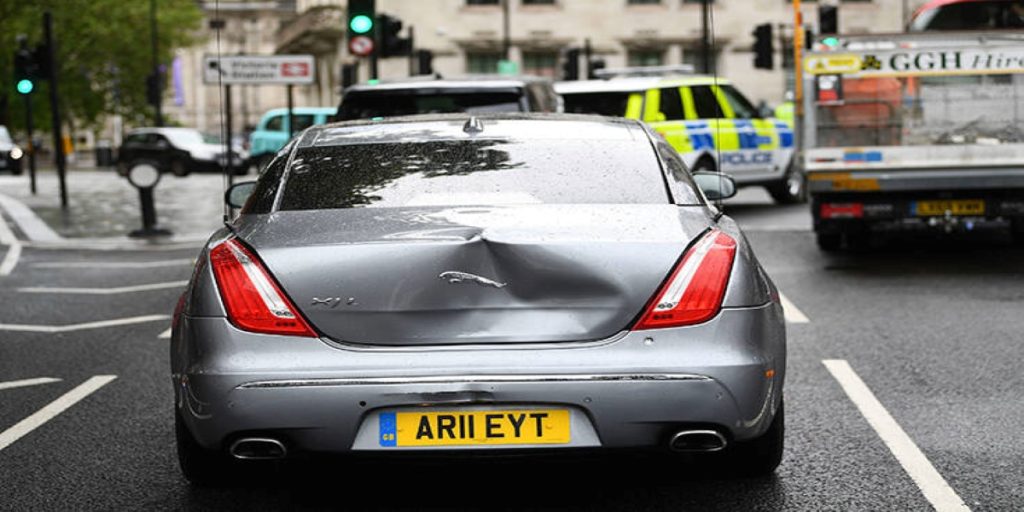 Οι πρώτες φωτογραφίες από το τροχαίο του Μ. Τζόνσον που προκλήθηκε από διαδηλωτές