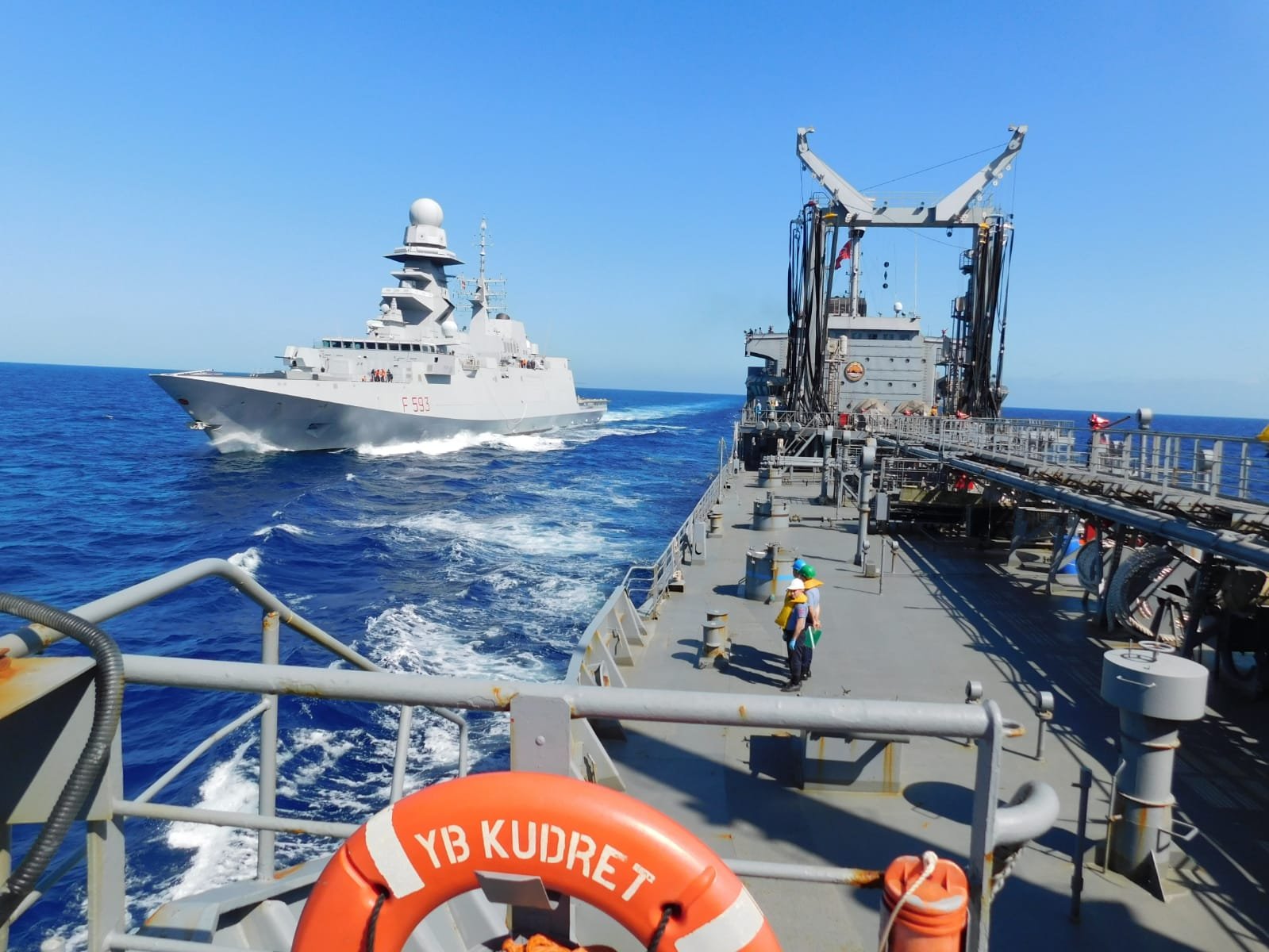 Κεντρική Μεσόγειος: Τουρκικό πλοίο υποστήριξης ανεφοδιάζει ιταλική φρεγάτα