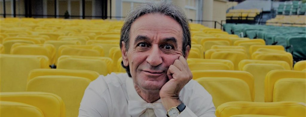 «Δημόσιος υπάλληλος»: Το θεατρικό έπος Μουστάκα–Τσάκωνα με το οποίο θα κλαίμε πάντα απ’ τα γέλια (βίντεο)