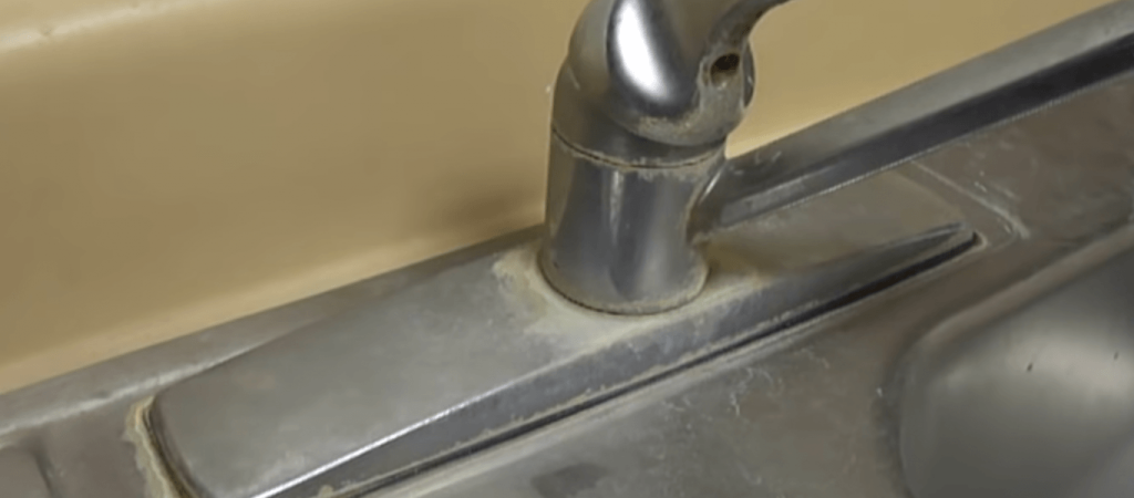 Το κόλπο για να «εξαφανίσετε» τα άλατα από τον νεροχύτη (βίντεο)