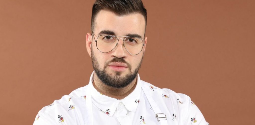 Σταύρος Βαρθαλίτης: Ο νέος MasterChef με τα «έξαλλα» πουκάμισα που είχε αποτύχει σε προηγούμενο ριάλιτι (βίντεο-φωτο)