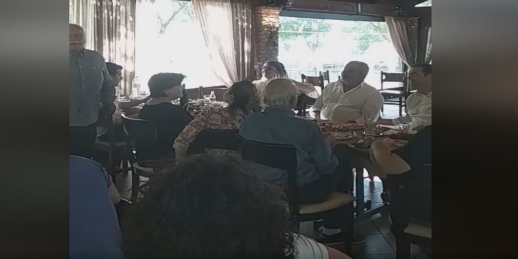 Στην Καρδίτσα ο Α. Τσίπρας: Γεύμα με μουσική υπόκρουση από τον ξάδερφο του Δ. Μητροπάνου (βίντεο)