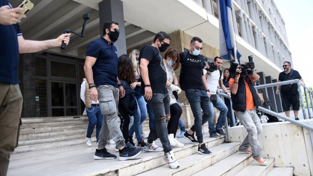 Δολοφονία στον Εύοσμο: Στον ανακριτή σήμερα η σύζυγος και η κόρη του 49χρονου (βίντεο)