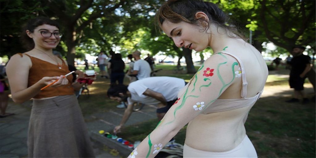 Θεσσαλονίκη: Ανέβηκαν στα ποδήλατά τους γυμνοί και έκαναν βόλτες (φώτο)