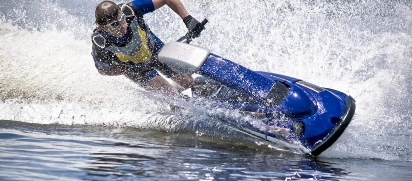 Λίστα: Σε ποιες παραλίες της Αττικής απαγορεύεται το τζετ σκι και η σανίδα του σερφ