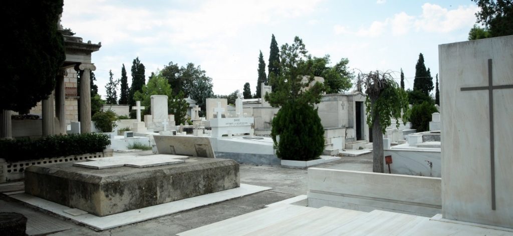 Απίστευτο περιστατικό στη Λαμία: «Πλακώθηκαν» μέσα στο νεκροταφείο!