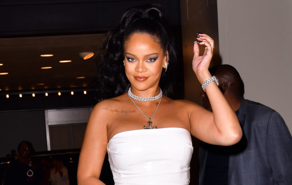 Εγκεφαλικό: Η Rihanna ποζάρει με εσώρουχα και «ρίχνει» το διαδίκτυο (φώτο – βίντεο)