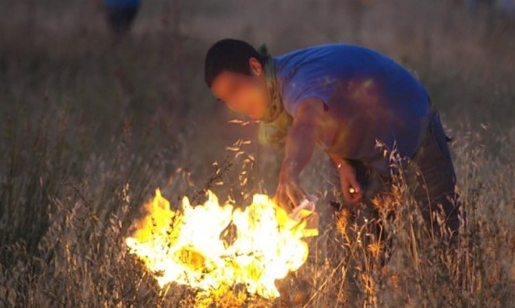 Παράνομοι μετανάστες απειλούν να κάψουν την Μαλακάσα – Ανάβουν καθημερινά φωτιές μέσα στο δάσος (βίντεο)