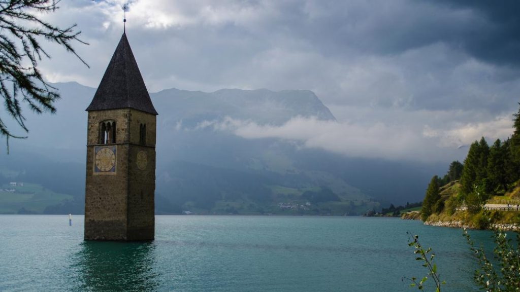 Curon: Το βυθισμένο καμπαναριό που ενέπνευσε το Νetflix (φώτο-βίντεο)