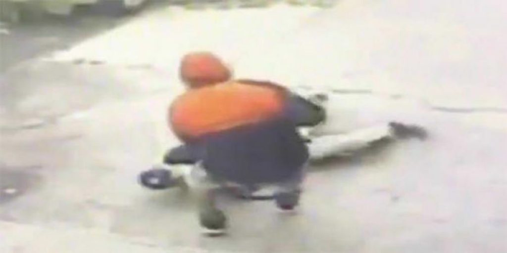 Μπρονξ: Αδίστακτος ληστής πετάει και σέρνει 80χρονο στο έδαφος για να του κλέψει την τσάντα (βίντεο)