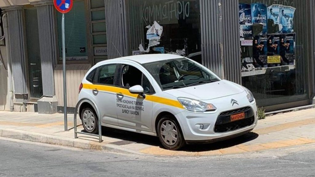 Χανιά: Όχημα του δήμου πάρκαρε πάνω σε ράμπα για ΑμεΑ! (φώτο)