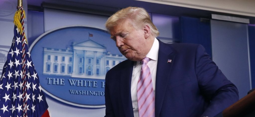 Οργή Τραμπ για τους βεβηλωτές που έριξαν άγαλμα στρατηγού της Συνομοσπονδίας – Ζήτησε τη σύλληψή τους (βίντεο)