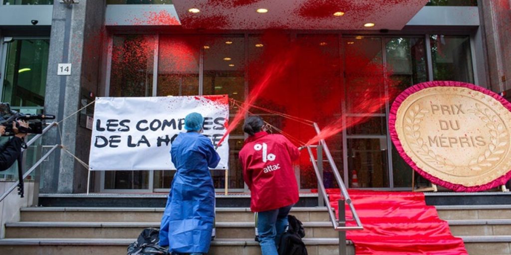 Γαλλία: Συμβολική κινητοποίηση υγειονομικών στο υπ. Υγείας – Πέταξαν κόκκινη μπογιά