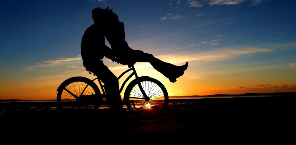 Έτσι φλερτάρει το κάθε ζώδιο – Η ατάκα που χρησιμοποιεί για να σε «ρίξει»