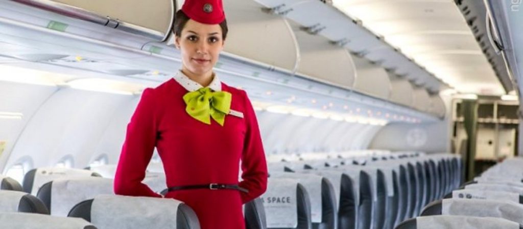 Έχετε αναρωτηθεί; – Να γιατί οι αεροσυνοδοί έχουν όταν χαιρετάνε τους επιβάτες έχουν τα χέρια πίσω τους