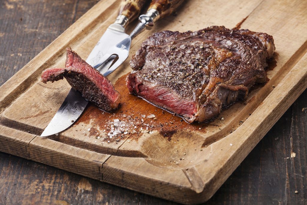 Το κόλπο για να τηγανίσετε μια μπριζόλα απευθείας από την κατάψυξη! (βίντεο)