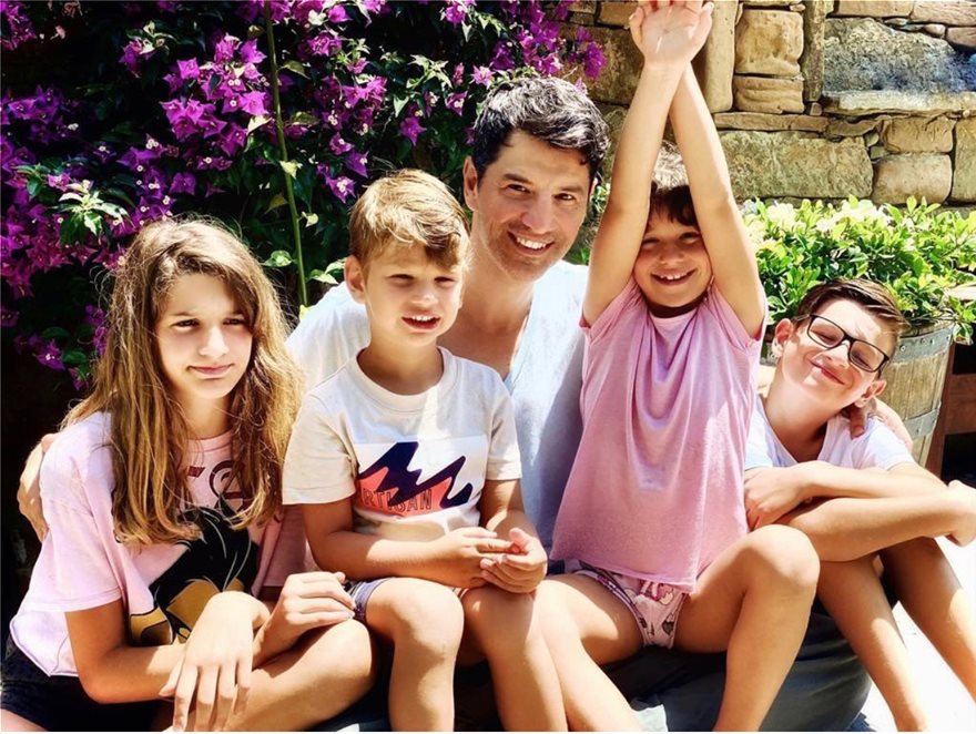 Γιορτή του πατέρα: Οι διάσημοι θυμούνται τους γονείς τους (φώτο)