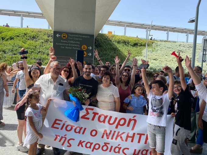 MasterChef: Υποδοχή «ήρωα» για τον Σταυρή Γεωργίου στην Κύπρο – Χαμός στο αεροδρόμιο της Λάρνακας (φώτο)