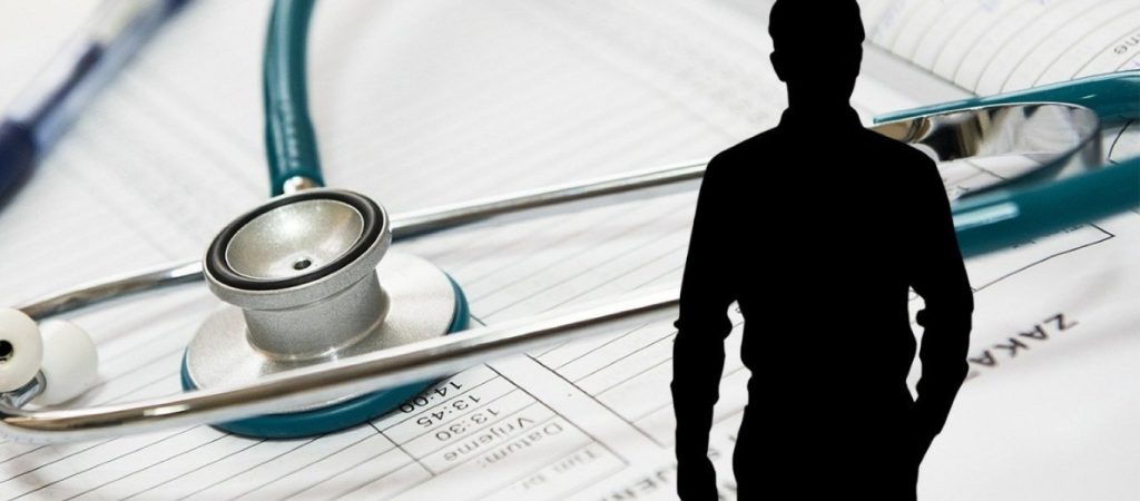 Ενώπιον του ανακριτή ο απατεώνας «γιατρός» – Με καλυμμένα χαρακτηριστικά και σκυμμένο κεφάλι (φωτο)