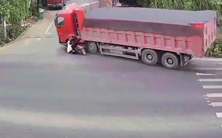 Τροχαίο που «κόβει» την ανάσα: Φορτηγό παρέσυρε γυναίκα που οδηγούσε σκούτερ (βίντεο)
