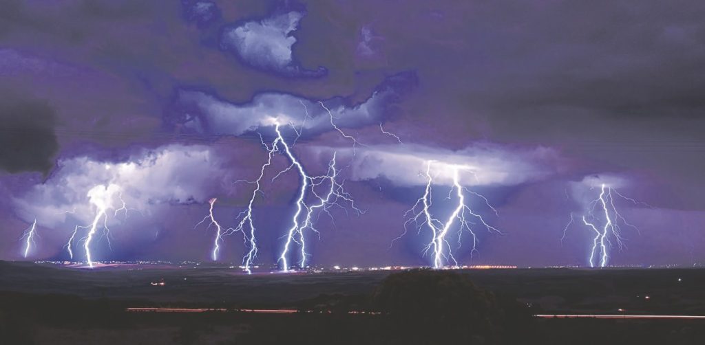 «Έγινε της… αστραπής»: Μέσα σε λίγες ώρες σημειώθηκαν πάνω από 3.700 κεραυνοί (φώτο-βίντεο)