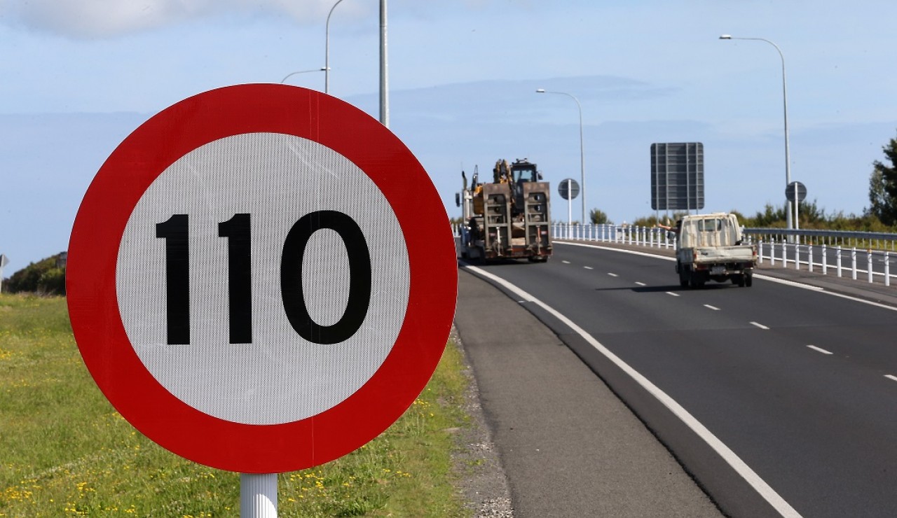 Μείωση του ορίου ταχύτητας των οχημάτων στα 30 και τα 20 χιλιόμετρα την ώρα φέρνει νέα υπουργική απόφαση