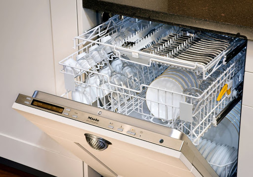 Πώς είναι η… ζωή μέσα σε ένα πλυντήριο πιάτων σε λειτουργία; – Δείτε τι κατέγραψε κάμερα (βίντεο)