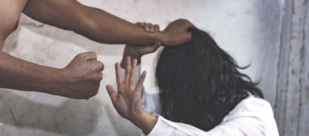 Βόλος: Ζηλιάρης σύζυγος «πέταξε»… στα σκουπίδια τη σύζυγό του