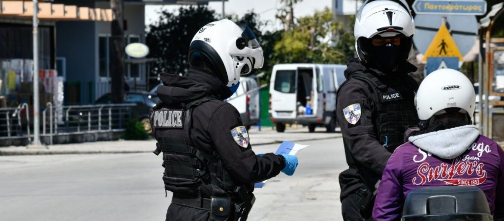 Οι Έλληνες παρκάρουν όπου βρουν και δεν φορούν κράνος – «Πρωταθλήτρια» στις παραβάσεις η Αττική