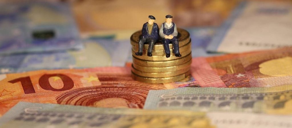 «Έρχονται» αυξήσεις σε 900.000 κύριες συντάξεις – Δείτε αναλυτικά τα ποσά (φώτο)