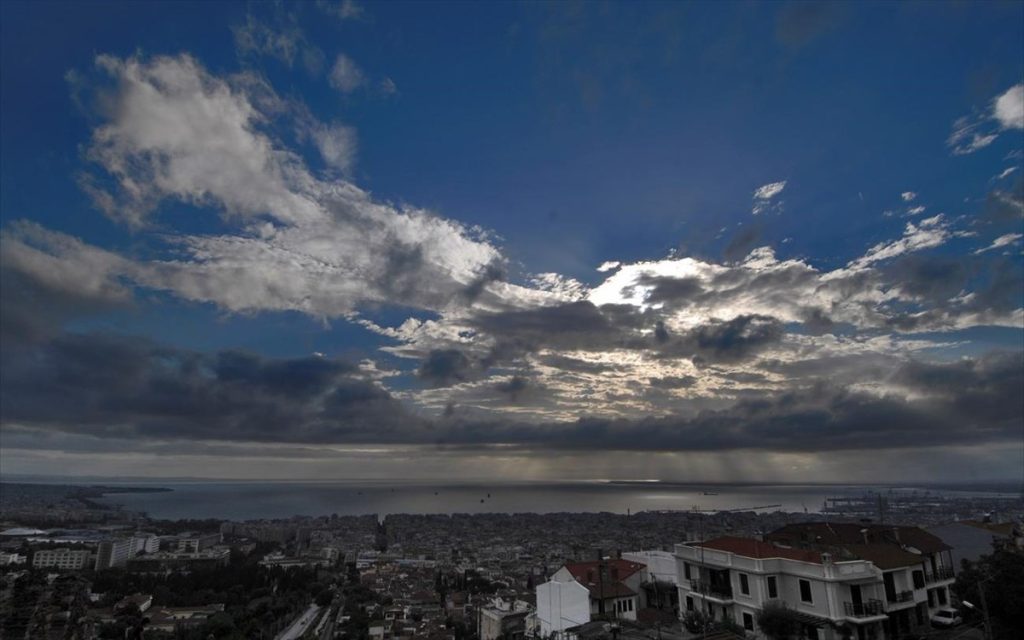 Καιρός: Αύξηση της θερμοκρασίας την Τετάρτη με τοπικές βροχές και καταιγίδες