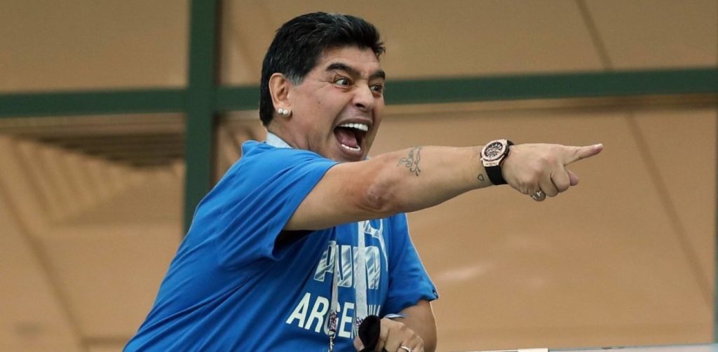 «Θεούλης» ο  Μαραντόνα: Χόρευε στο σπίτι του και έδειξε… την πίσω όψη του στην κάμερα (βίντεο)