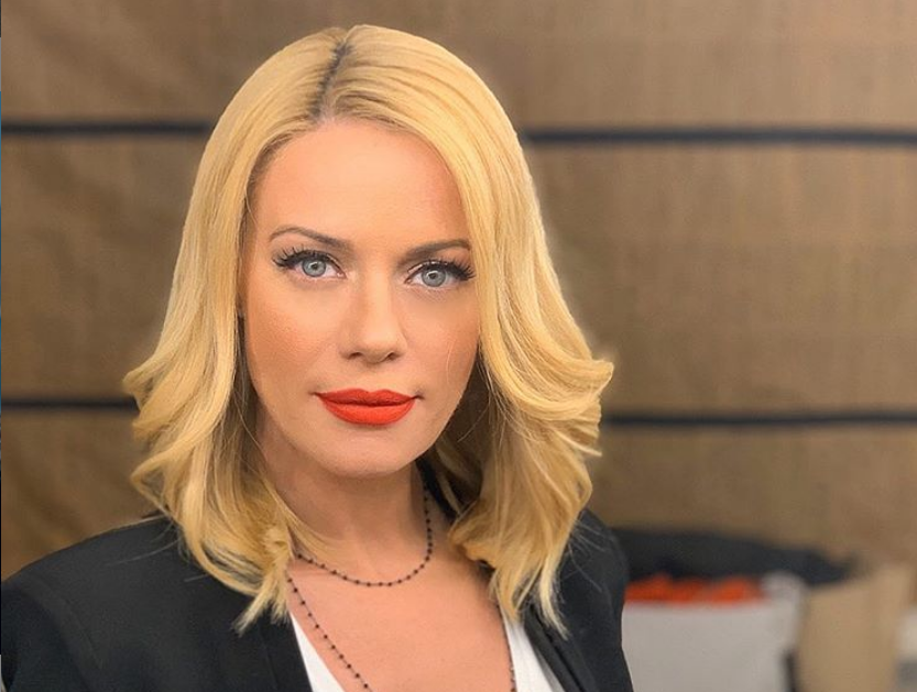 Οι «φουσκοθαλασσιές» της Ζ.Μακρυπούλια – Με βλέμμα στο κενό στην παραλία (φωτό)