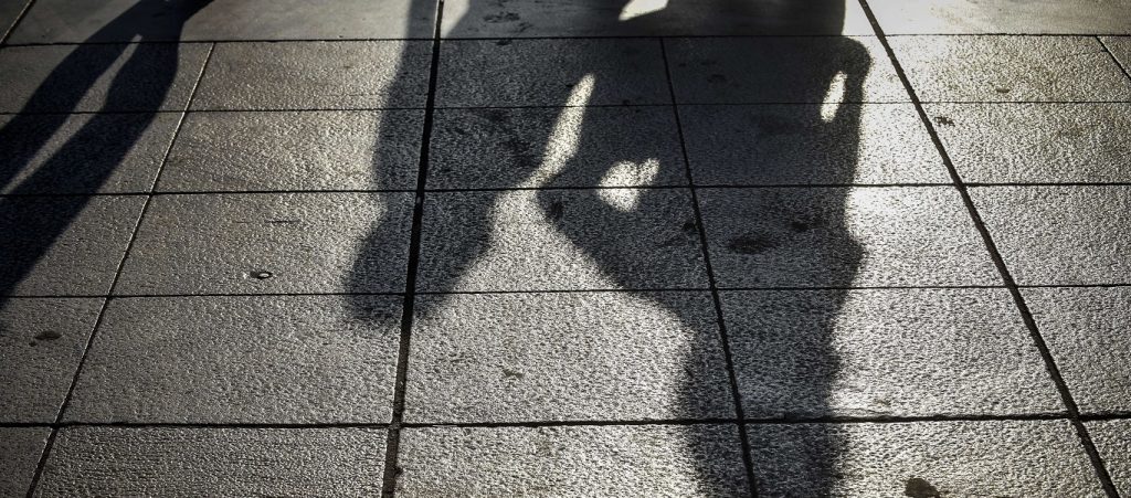 Λαμία: Τις «φόρτωσε» κι έφυγε! Γυναίκα έκλεψε πλάκες από πεζοδρόμιο