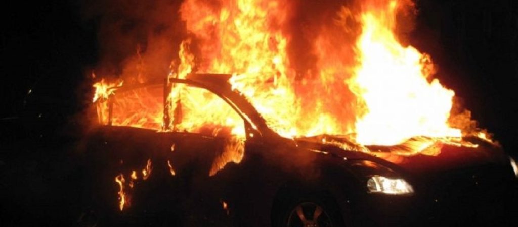 Κάηκαν μηχανή και Ι.Χ. στο κέντρο της Αθήνας