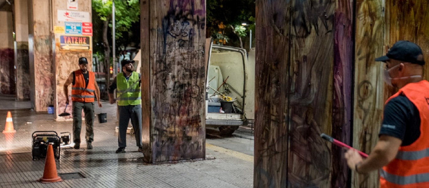 Αθήνα: «Καθαρίζει» από τα γκράφιτι από Ομόνοια μέχρι Αλεξάνδρας