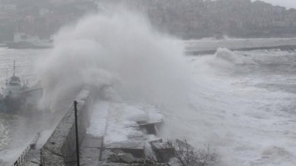 Συγκλονιστικό βίντεο: Ανεμοστρόβιλος «διαλύει» αποβάθρα στην Κωνσταντινούπολη