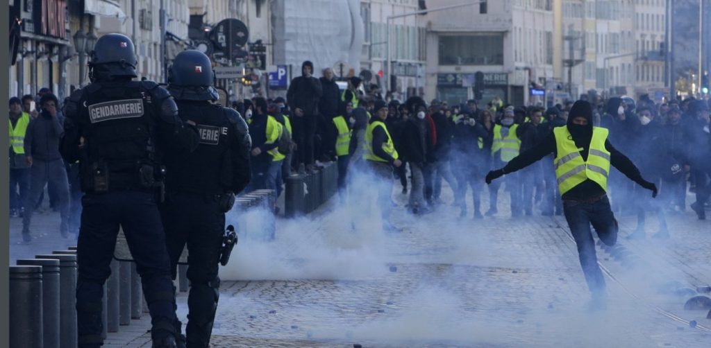 Γαλλία – «Κίτρινα γιλέκα»: Αστυνομικός καταδικάστηκε σε φυλάκιση – Τραυμάτισε 62χρονη σε διαδήλωση