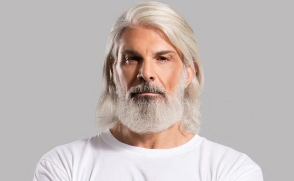 Ξεχάστε τον «παλιό» Μ.Πίντζη: Ανανεώθηκε και έγινε αγνώριστος – «Καλά, γ@μ@σ@» (φώτο)