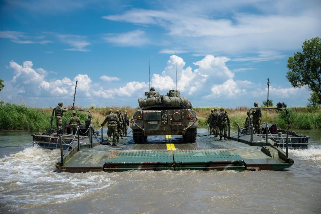 Διάβαση υδάτινων κωλυμάτων στον Έβρο: Μέσα σε 20 λεπτά ο ΕΣ έστησε γέφυρα Ribbon! (φωτό)