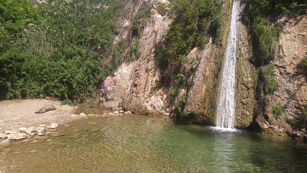 Μια όαση δίπλα στην Αθήνα: Ο καταρράκτης του Βαλανάρη θα σας μαγέψει