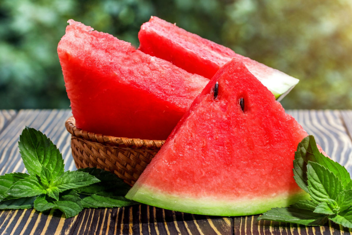 Ένας μοναδικός τρόπος να κόβετε το καρπούζι που θα σας λύσει τα χέρια (βίντεο)
