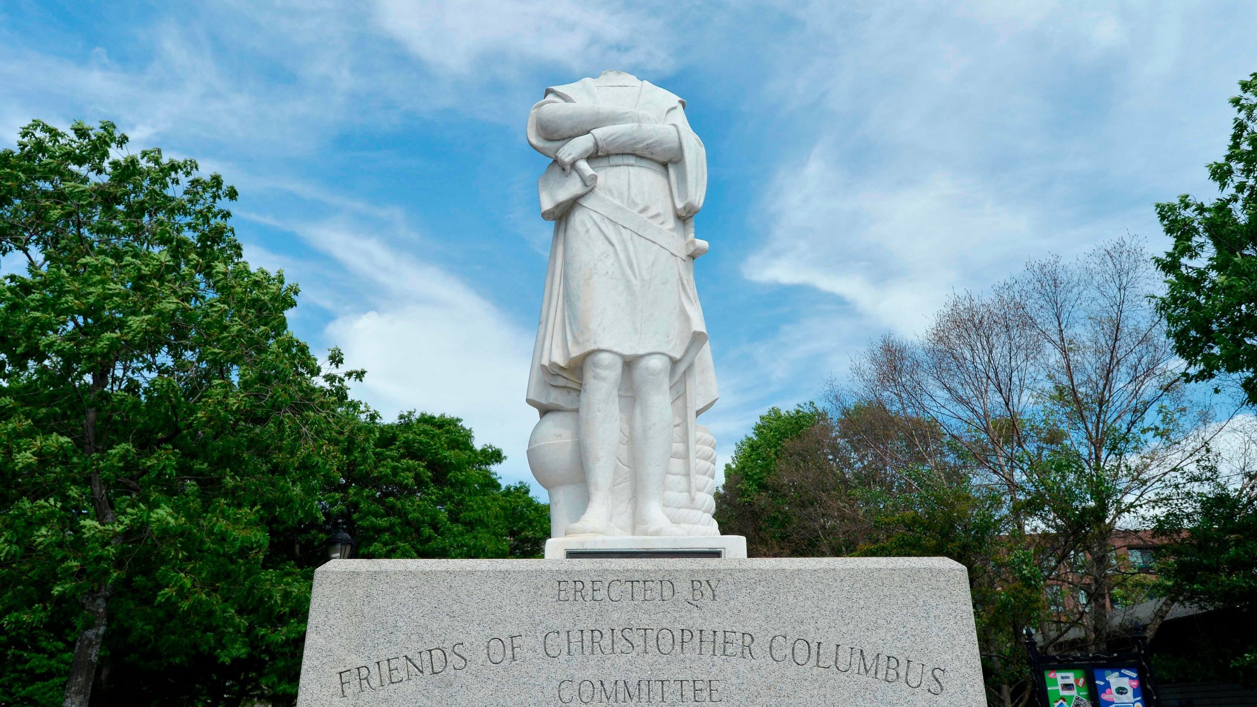 «Ξεριζώνουν» την ιστορία στις ΗΠΑ: Μαζεύουν υπογραφές για να αλλάξουν τα αγάλματα του Κολόμβου με του… Prince