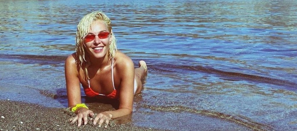 Τάμτα: Ποζάρει με μαγιό και «ανεβάζει» τον υδράργυρο (φώτο)