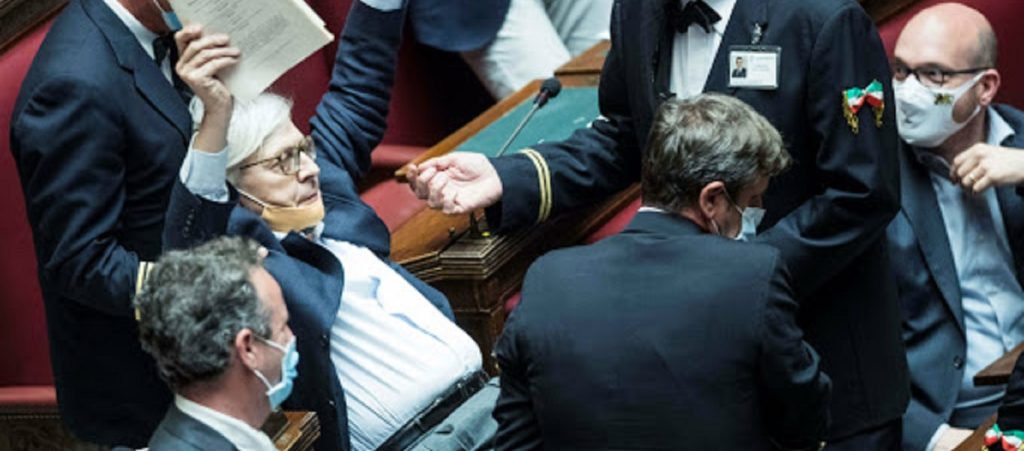 Εκτός εαυτού Ιταλός βουλευτής, τον έβγαλαν «σηκωτό» (βίντεο)