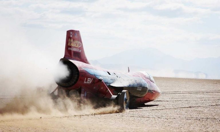 Ρεκόρ Γκίνες: Η ταχύτερη γυναίκα-οδηγός στον πλανήτη (βίντεο)